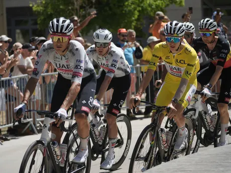 Tadej Pogačar v žltom drese pred štartom 16. etapy Tour de France 2025.