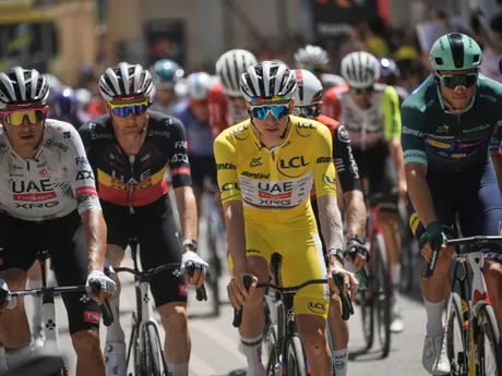 Tadej Pogačar v žltom drese pred štartom 16. etapy Tour de France 2025.