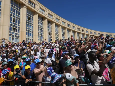 Fanúšikovia pred štartom 16. etapy Tour de France 2025.