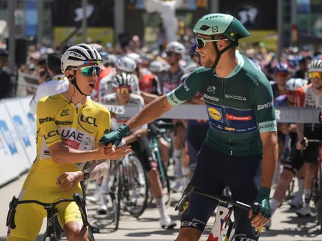 Tadej Pogačar v žlom a Jonathan Milan v zelenom drese pred štartom 16. etapy Tour de France 2025.