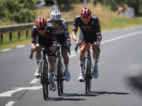 Cyklisti počas 16. etapy Tour de France 2025.