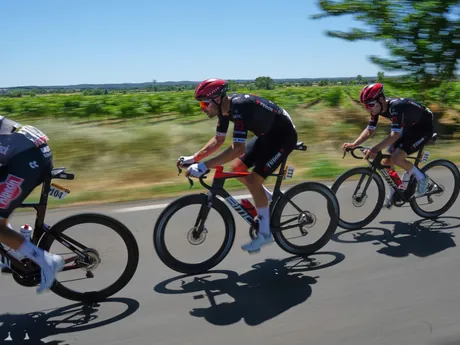 Cyklisti počas 16. etapy Tour de France 2025.