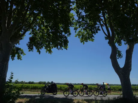 Cyklisti počas 16. etapy Tour de France 2025.