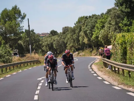 Marc Hirschi (vpredu) a Marco Haller počas 16. etapy Tour de France 2025.