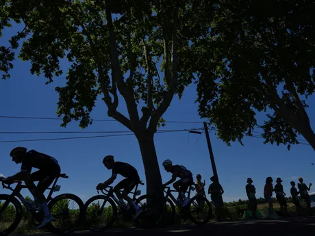 Cyklisti počas 16. etapy Tour de France 2025.