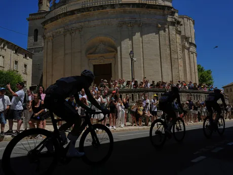 Cyklisti počas 16. etapy Tour de France 2025.