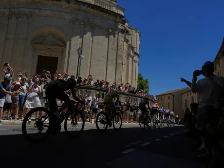 Cyklisti počas 16. etapy Tour de France 2025.