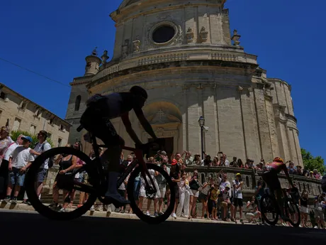 Cyklisti počas 16. etapy Tour de France 2025.