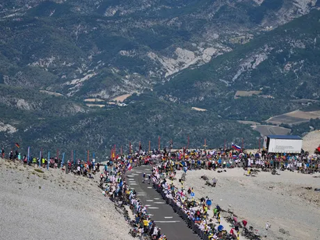 Momentka zo 16. etapy Tour de France 2025