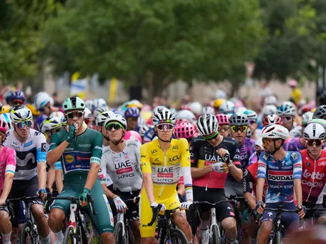 Cyklisti na štarte 17. etapy Tour de France 2025.