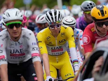 Cyklisti počas 17. etapy Tour de France 2025.