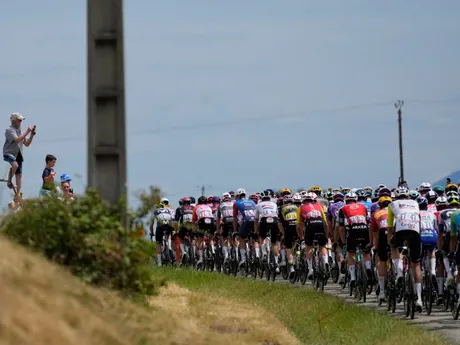 Pelotón cyklistov počas 17. etapy Tour de France 2025.