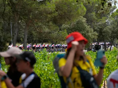 Pelotón cyklistov počas 17. etapy Tour de France 2025.