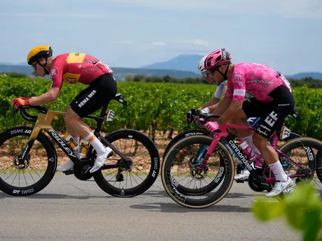 Jonas Abrahamsen (vľavo) a Vincenzo Albanese počas 17. etapy Tour de France 2025.