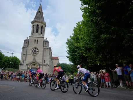 Pelotón cyklistov počas 17. etapy Tour de France 2025.
