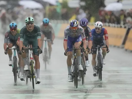 Jonathan Milan vyhral 17. etapu Tour de France 2025