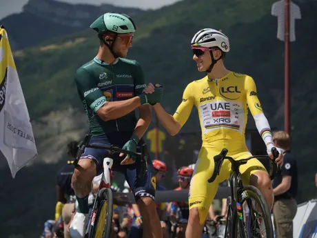 Vľavo Jonathan Milan a Tadej Pogačar pred štartom 18. etapy Tour de France 2025.