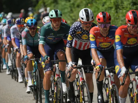 Cyklisti počas 18. etapy Tour de France 2025.