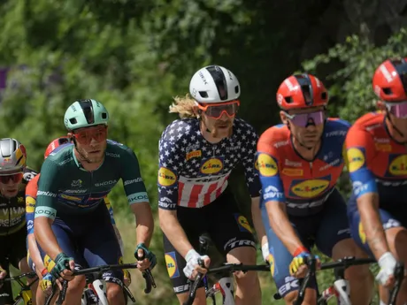 Cyklisti počas 18. etapy Tour de France 2025.