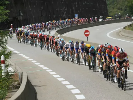 Cyklisti počas 18. etapy Tour de France 2025.