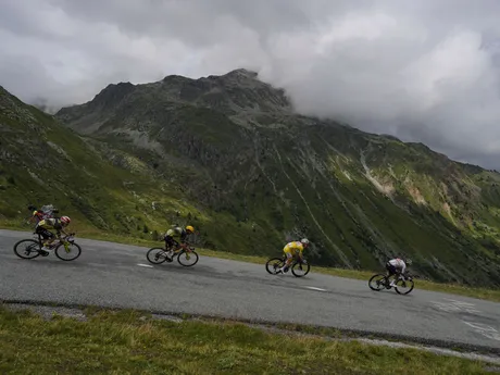 Cyklisti počas 18. etapy Tour de France 2025.