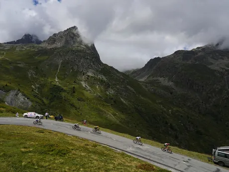 Cyklisti počas 18. etapy Tour de France 2025.