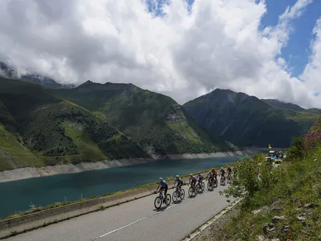 Cyklisti počas 18. etapy Tour de France 2025.