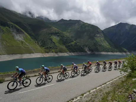 Cyklisti počas 18. etapy Tour de France 2025.
