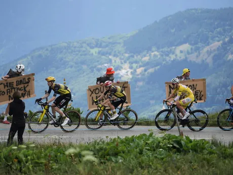 Cyklisti počas 18. etapy Tour de France 2025.