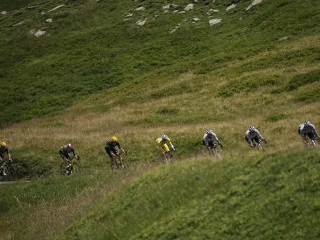 Cyklisti počas 18. etapy Tour de France 2025.