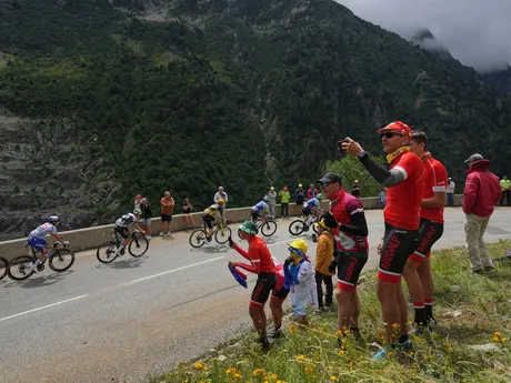 Cyklisti počas 18. etapy Tour de France 2025.