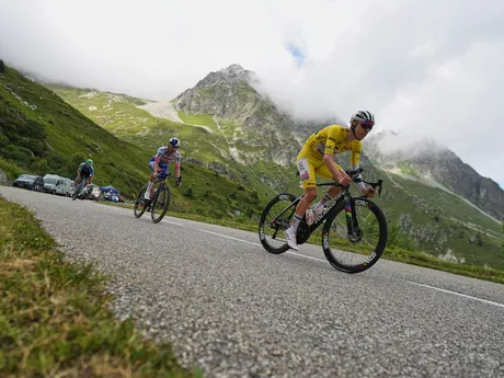 Cyklisti počas 18. etapy Tour de France 2025.