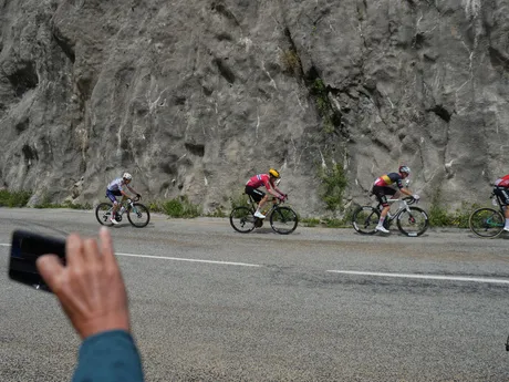 Cyklisti počas 18. etapy Tour de France 2025.