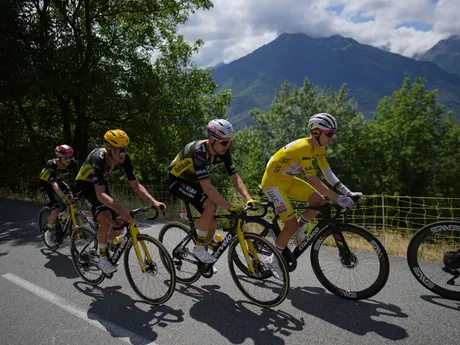 Cyklisti počas 18. etapy Tour de France 2025.