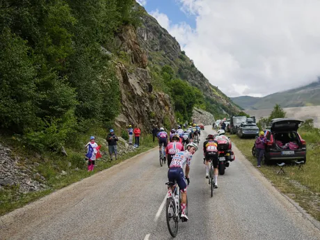 Cyklisti počas 18. etapy Tour de France 2025.