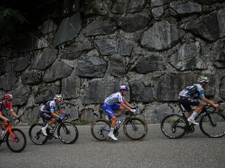 Cyklisti počas 18. etapy Tour de France 2025.