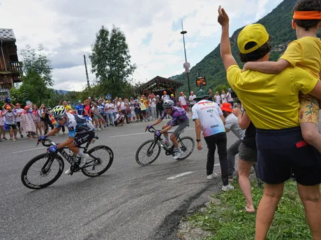 Cyklisti počas 18. etapy Tour de France 2025.