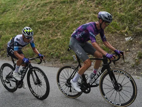Vpravo Ben O'Connor a Einer Rubio Reyes počas 18. etapy Tour de France 2025.