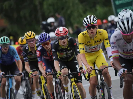 Cyklisti počas 18. etapy Tour de France 2025.