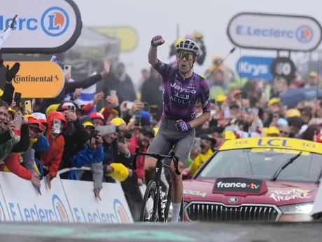 Ben O'Connor oslavuje víťazstvo v 18. etape Tour de France 2025.