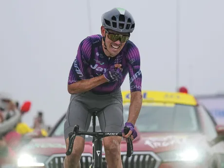 Ben O'Connor oslavuje víťazstvo v 18. etape Tour de France 2025.