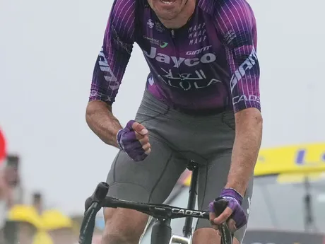 Ben O'Connor oslavuje víťazstvo v 18. etape Tour de France 2025.