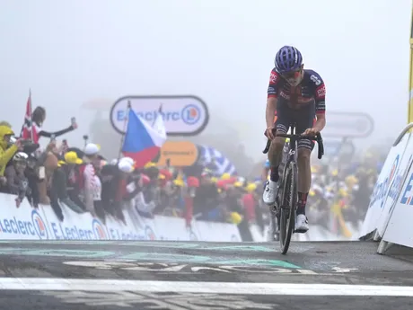 Ben O'Connor oslavuje víťazstvo v 18. etape Tour de France 2025.