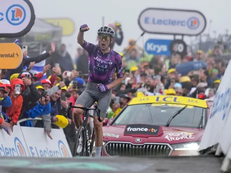 Ben O'Connor oslavuje víťazstvo v 18. etape Tour de France 2025.