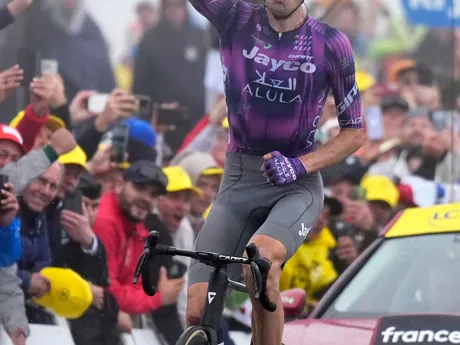 Ben O'Connor oslavuje víťazstvo v 18. etape Tour de France 2025.