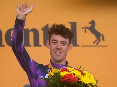 Ben O'Connor oslavuje triumf v 18. etape Tour de France 2025.