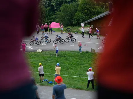Primož Roglič, Robert Stannard, Einer Rubio Reyes a Michael Storer počas 19. etapy na Tour de France. 