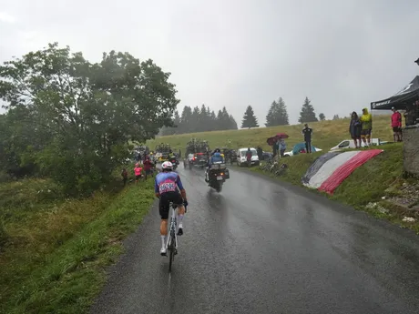 Momentka z 20. etapy Tour de France 2025