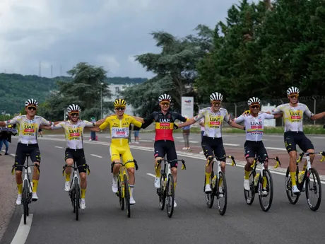 Tadej Pogačar so svojim tímom v 21. etape Tour de France 2025