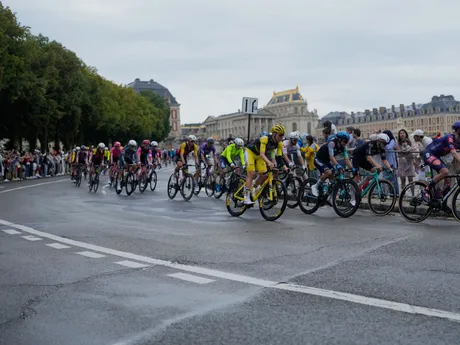 Momentka z 21. etapy Tour de France 2025